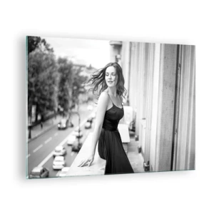 Tablou pe sticlă - O femeie într-o rochie neagră pe un balcon în stil parizian - 70x50cm - Cu siguranță e o fată pariziană - Decorațiune modernă pentru perete pentru living și dormitor ARTTOR