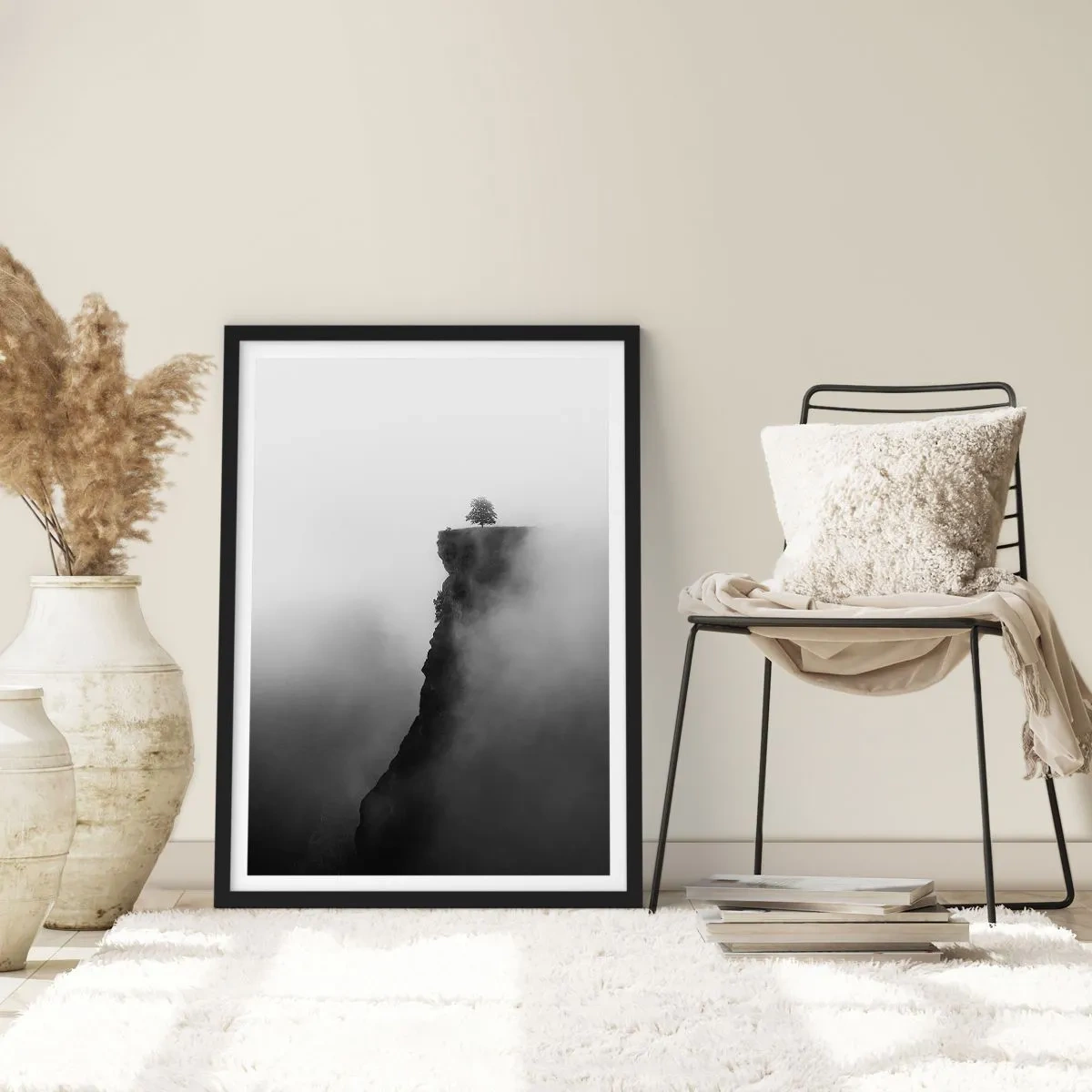 Poster în ramă neagră - Un copac singuratic pe marginea unei stânci înconjurat de ceață - 50x70cm - La capătul lumii - Decorațiune modernă pentru perete pentru living și dormitor ARTTOR