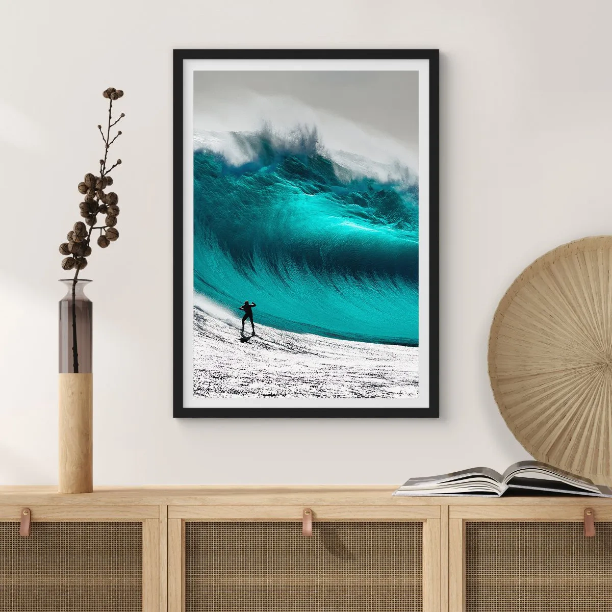 Poster în ramă neagră - Un surfer în fața unui val turcoaz imens. - 50x70cm - Provocare acceptată - Decorațiune modernă pentru perete pentru living și dormitor ARTTOR
