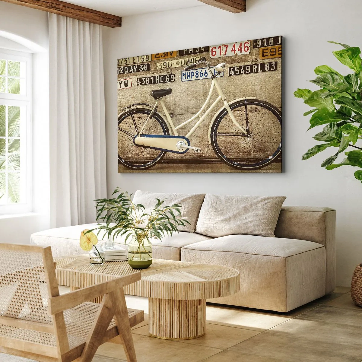 Tablou pe pânză Canvas - O bicicletă retro pe un perete decorat cu plăcuțe de înmatriculare - 70x50cm - Fără complexe - Decorațiune modernă pentru perete pentru living și dormitor ARTTOR