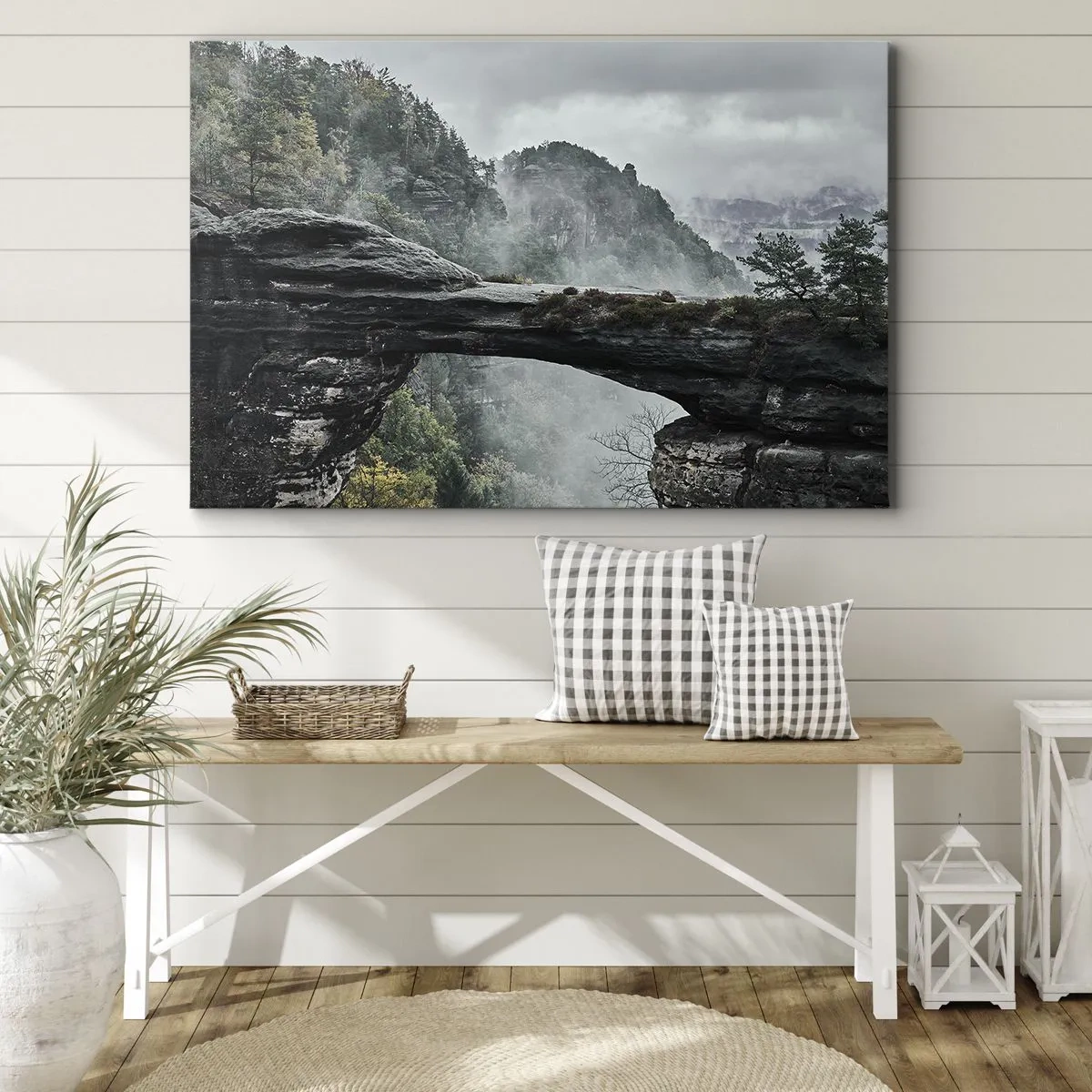 Tablou pe pânză Canvas - Un arc de piatră înconjurat de munți și păduri învăluite în ceață - 70x50cm - Aventura este pe cale să înceapă - Decorațiune modernă pentru perete pentru living și dormitor ARTTOR