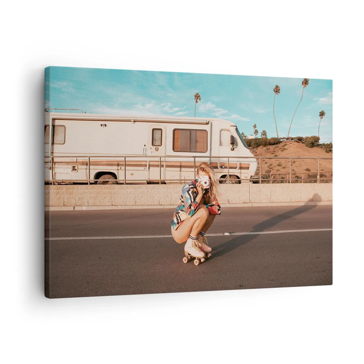 Tablou pe pânză Canvas - O fată pe role face o fotografie într-o zi însorită. - 70x50cm - Zâmbiți, vă rog! - Decorațiune modernă pentru perete pentru living și dormitor ARTTOR