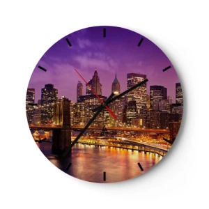 Ceas de perete - Ceas pe sticlă - Panoramă a orașului cu podul și iluminatul în peisajul de seară - 30x30cm - Manhathannul mov-auriu - Decorațiune modernă pentru perete pentru living, bucătărie și dormitor ARTTOR