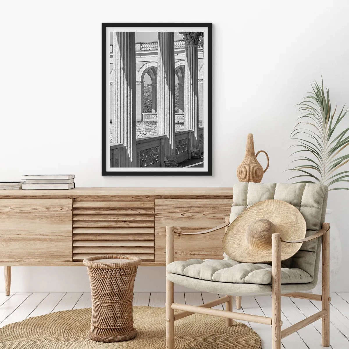 Poster în ramă neagră - Coloane în arhitectură cu umbre subtile - 50x70cm - Arcadă însorită - Decorațiune modernă pentru perete pentru living și dormitor ARTTOR