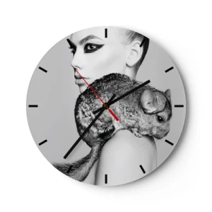 Ceas de perete - Ceas pe sticlă - Portretul unei femei cu o chinchilla în alb și negru - 30x30cm - Dama cu șinșilă - Decorațiune modernă pentru perete pentru living, bucătărie și dormitor ARTTOR