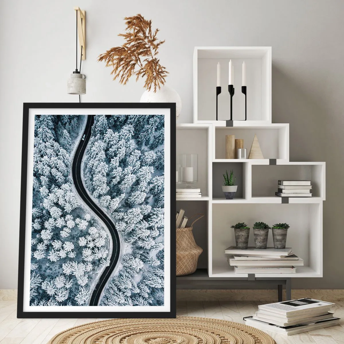 Poster în ramă neagră - Prin pădurea de iarnă - 70x100 cm