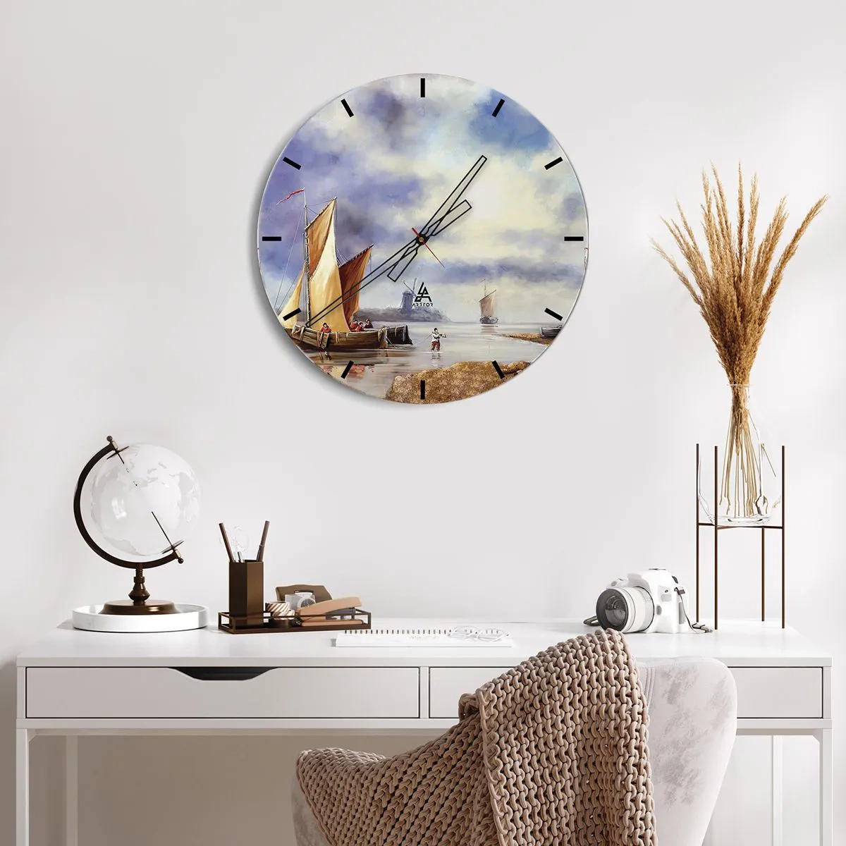 Ceas de perete - Ceas pe sticlă - Bărci cu pânze pe ape calme cu vedere la o moară de vânt - 30x30cm - Întoarcerea marinarilor - Decorațiune modernă pentru perete pentru living, bucătărie și dormitor ARTTOR