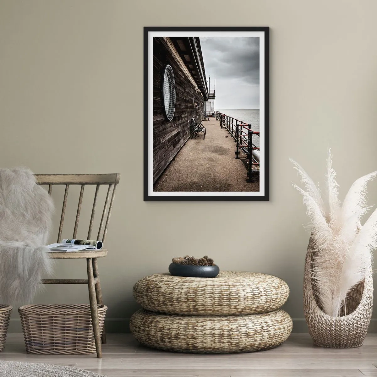 Poster în ramă neagră - Dig de lemn cu bănci lângă marea calmă - 50x70cm - Timpul s-a oprit - Decorațiune modernă pentru perete pentru living și dormitor ARTTOR