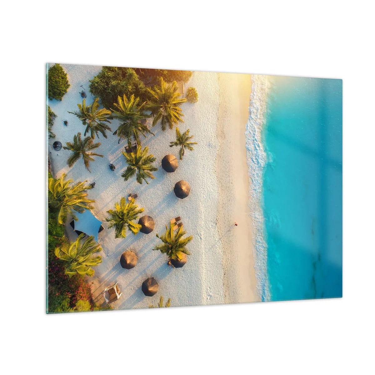 Tablou pe sticlă - Vedere aeriană a unei plaje tropicale cu palmieri și umbrele - 70x50cm - Bun venit în paradis - Decorațiune modernă pentru perete pentru living și dormitor ARTTOR