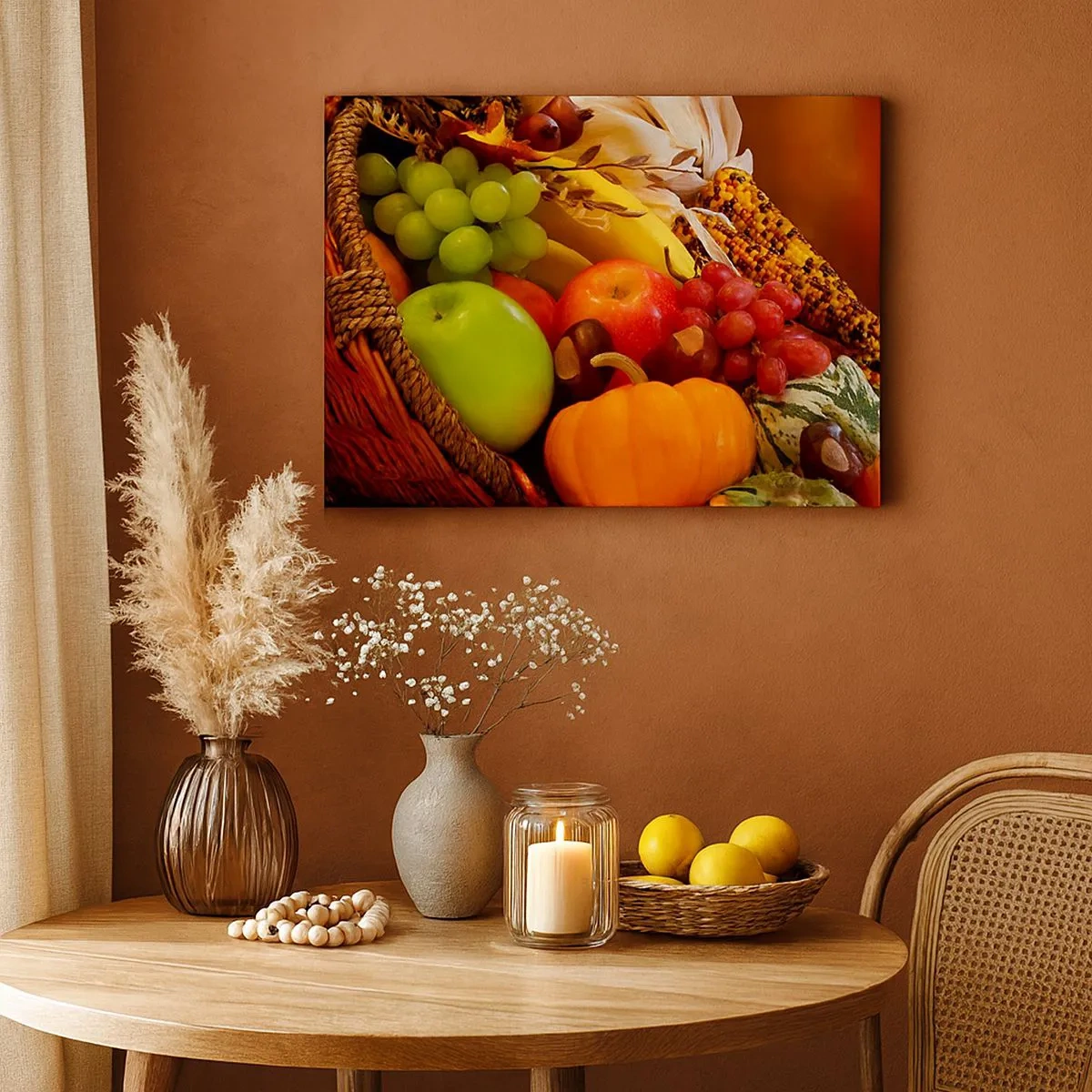Tablou pe pânză Canvas - Un coș cu fructe, dovleci și porumb pe un fundal de culori de toamnă. - 70x50cm - Coșul de recoltă - Decorațiune modernă pentru perete pentru living și dormitor ARTTOR
