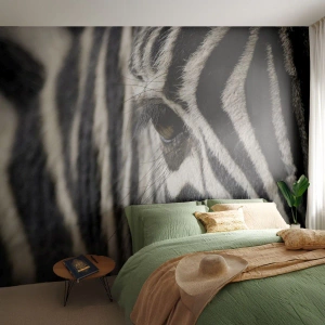 Tapet Standard Eco - Prim-plan al ochiului unei zebre cu dungi albe și negre - 100x70cm - Portret cu dungi - Decorațiune modernă pentru perete pentru living și dormitor ARTTOR