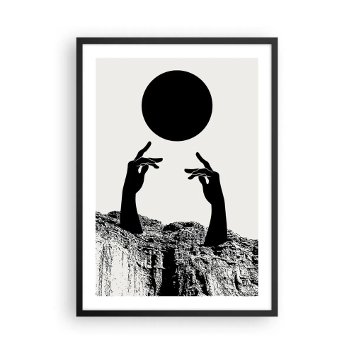 Poster în ramă neagră - Mâini simbolice care întind mâna după o minge neagră pe un fundal de pietre - 50x70cm - Compoziție suprarealistă: soarele și tot restul - Decorațiune modernă pentru perete pentru living și dormitor ARTTOR