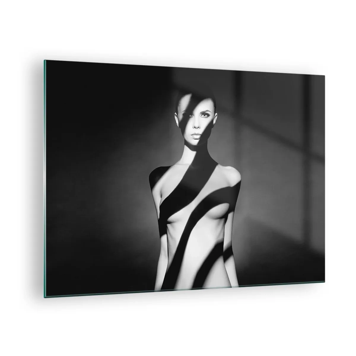 Tablou pe sticlă - Portret alb-negru al unei femei cu umbre izbitoare - 70x50cm - La strălucire și la umbră - Decorațiune modernă pentru perete pentru living și dormitor ARTTOR