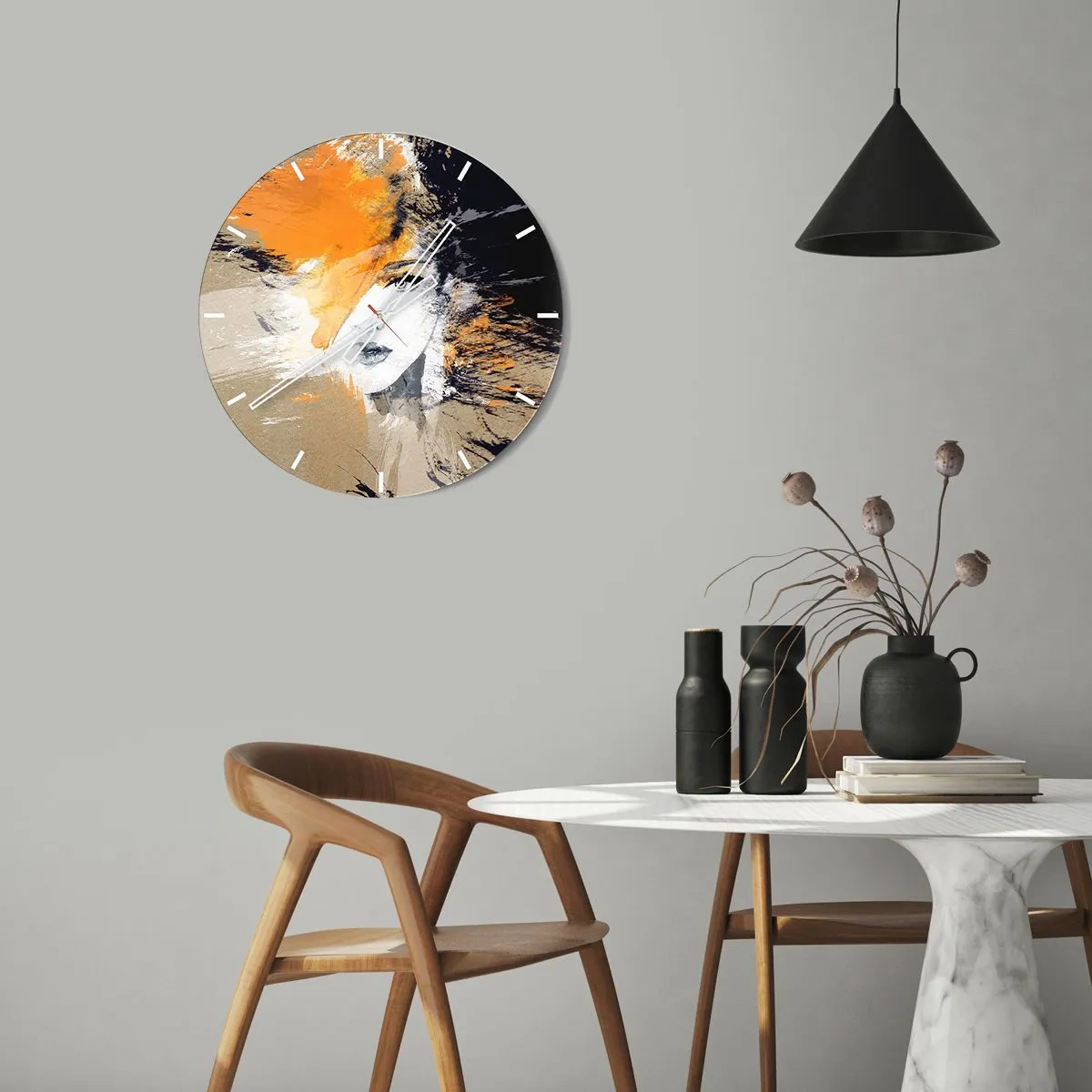Ceas de perete - Ceas pe sticlă - Portret abstract al unei femei în nuanțe calde de portocaliu și bej. - 30x30cm - Și se face lumină - Decorațiune modernă pentru perete pentru living, bucătărie și dormitor ARTTOR