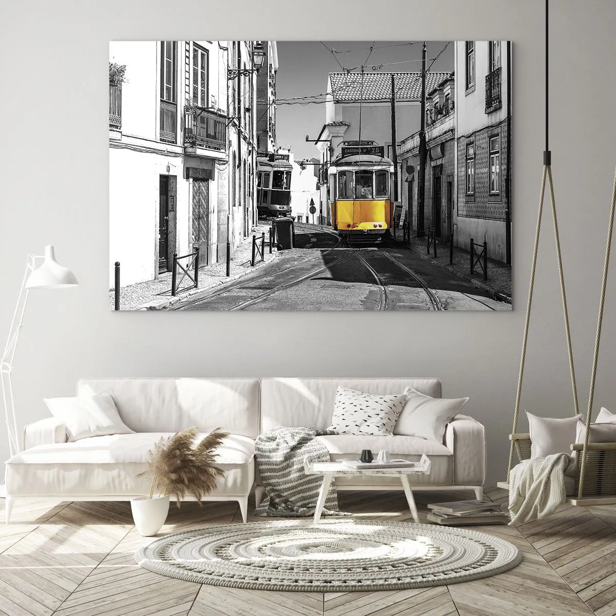 Tablou pe sticlă - Un tramvai galben pe o stradă alb-neagră dintr-un oraș european. - 70x50cm - Spiritul Lisabonei - Decorațiune modernă pentru perete pentru living și dormitor ARTTOR
