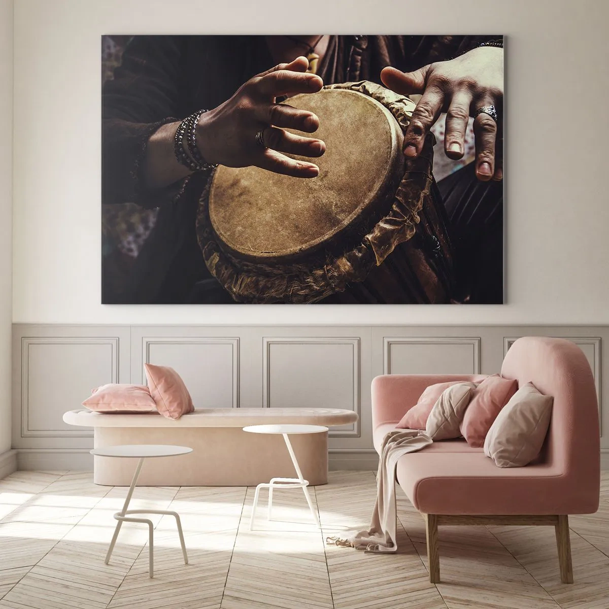 Tablou pe sticlă - Prim-plan cu mâini care cântă la o tobă djembe în lumină caldă. - 70x50cm - În ritmul inimii - Decorațiune modernă pentru perete pentru living și dormitor ARTTOR
