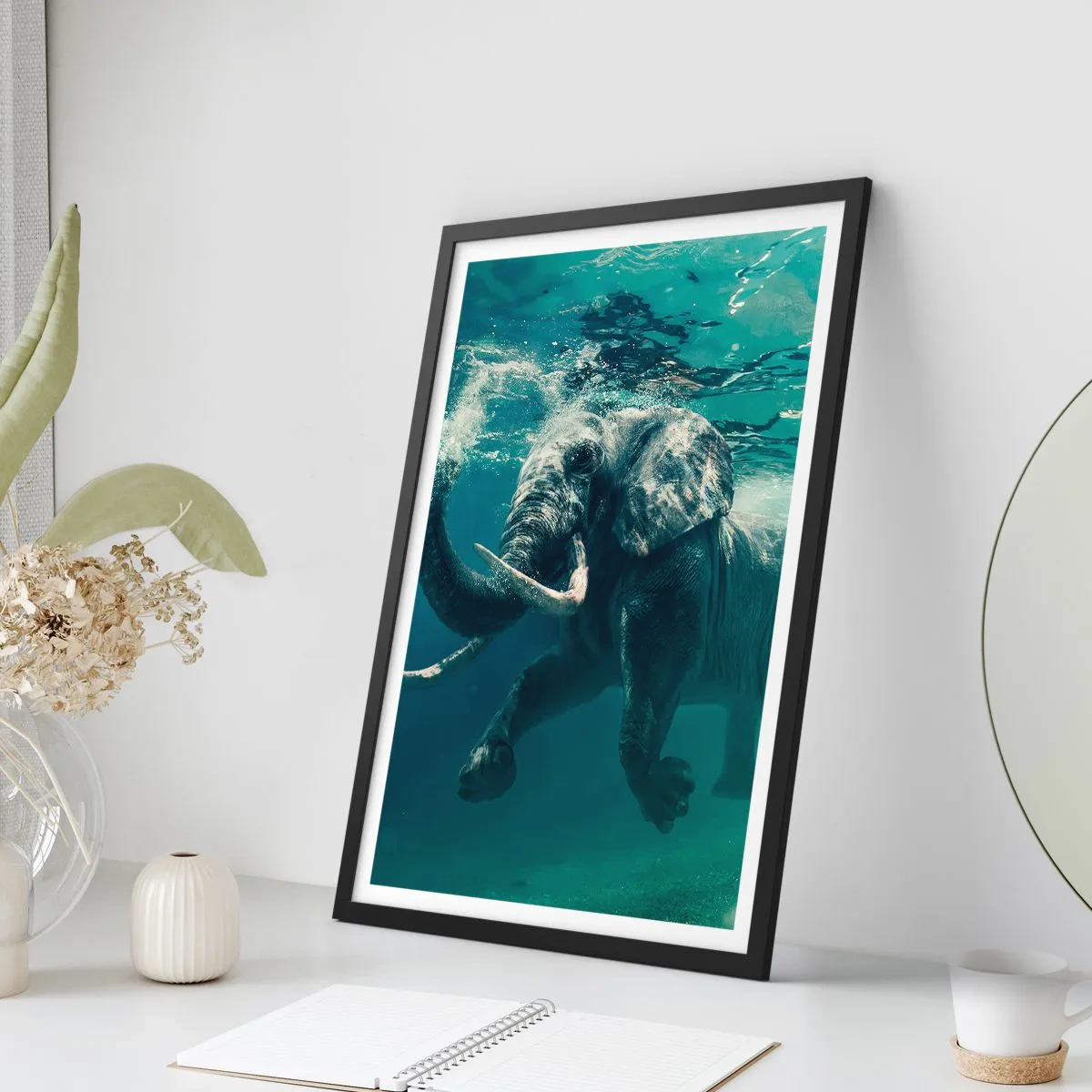 Poster în ramă neagră - Tuturor le place să înoate - 40x50 cm