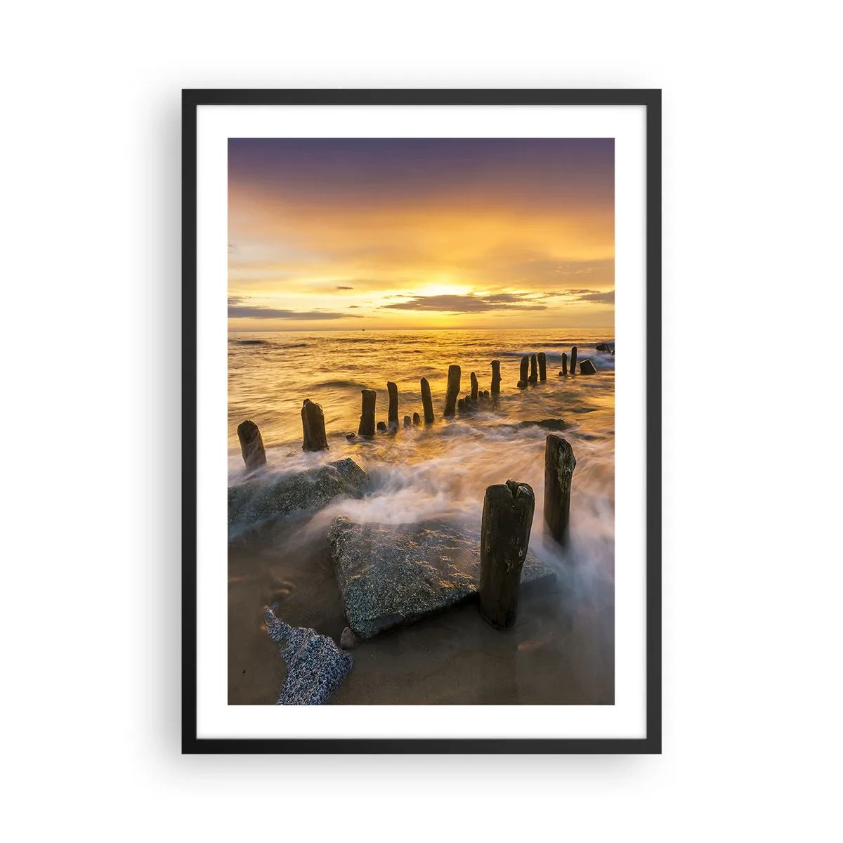 Poster în ramă neagră - Apus de soare peste mare cu stâlpi de lemn pe plajă - 50x70cm - Frumusețe brută a mării - Decorațiune modernă pentru perete pentru living și dormitor ARTTOR