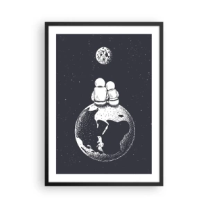 Poster în ramă neagră - Astronauții stând pe Pământ și privind Luna - 50x70cm - Poveste cosmică de dragoste - Decorațiune modernă pentru perete pentru living și dormitor ARTTOR