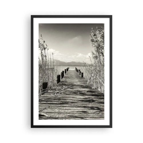 Poster în ramă neagră - Un pod de lemn printre stuf peste un lac în tonuri sepia - 50x70cm - În intimitatea ierburilor - Decorațiune modernă pentru perete pentru living și dormitor ARTTOR