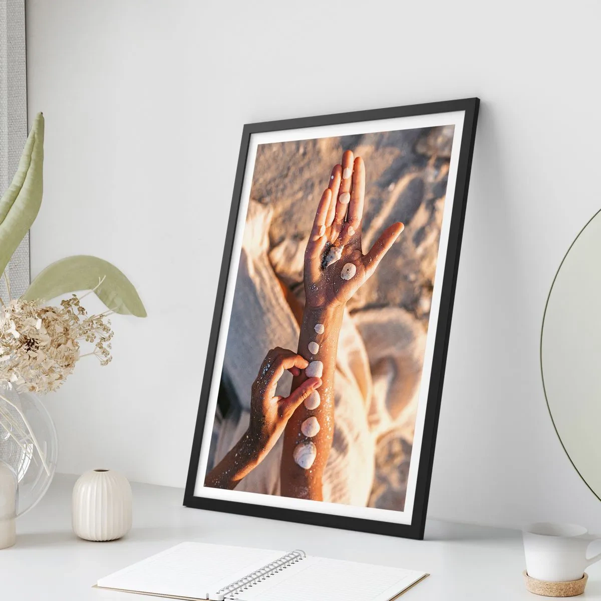 Poster în ramă neagră - Mâini decorate cu scoici pe un fundal nisipos - 50x70cm - Frumusețe la îndemână - Decorațiune modernă pentru perete pentru living și dormitor ARTTOR
