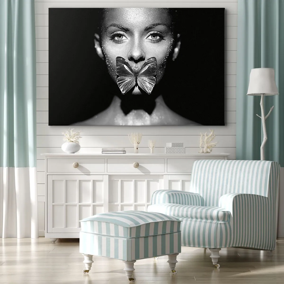 Tablou pe pânză Canvas - Față de femeie alb-negru cu un fluture pe buze - 70x50cm - Sărut de fluture - Decorațiune modernă pentru perete pentru living și dormitor ARTTOR
