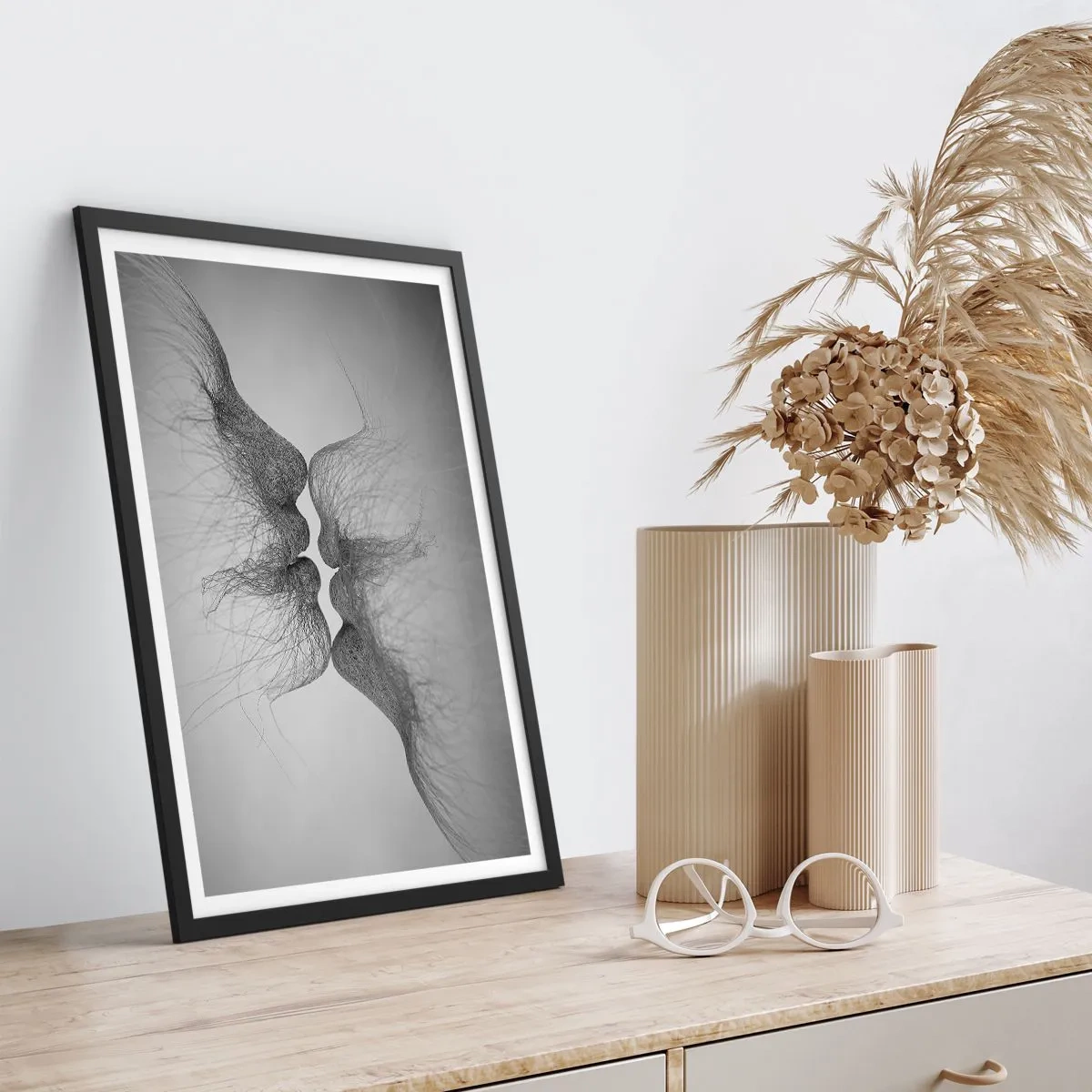 Poster în ramă neagră - Fețe abstracte în actul sărutului, alb-negru - 50x70cm - Sărutul vântului - Decorațiune modernă pentru perete pentru living și dormitor ARTTOR