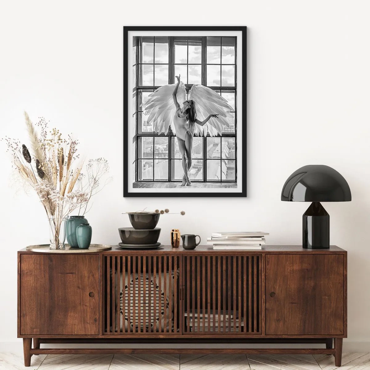 Poster în ramă neagră - O figură cu aripi de înger pe fundalul unei ferestre - 50x70cm - Orașul îngerilor dansatori? - Decorațiune modernă pentru perete pentru living și dormitor ARTTOR