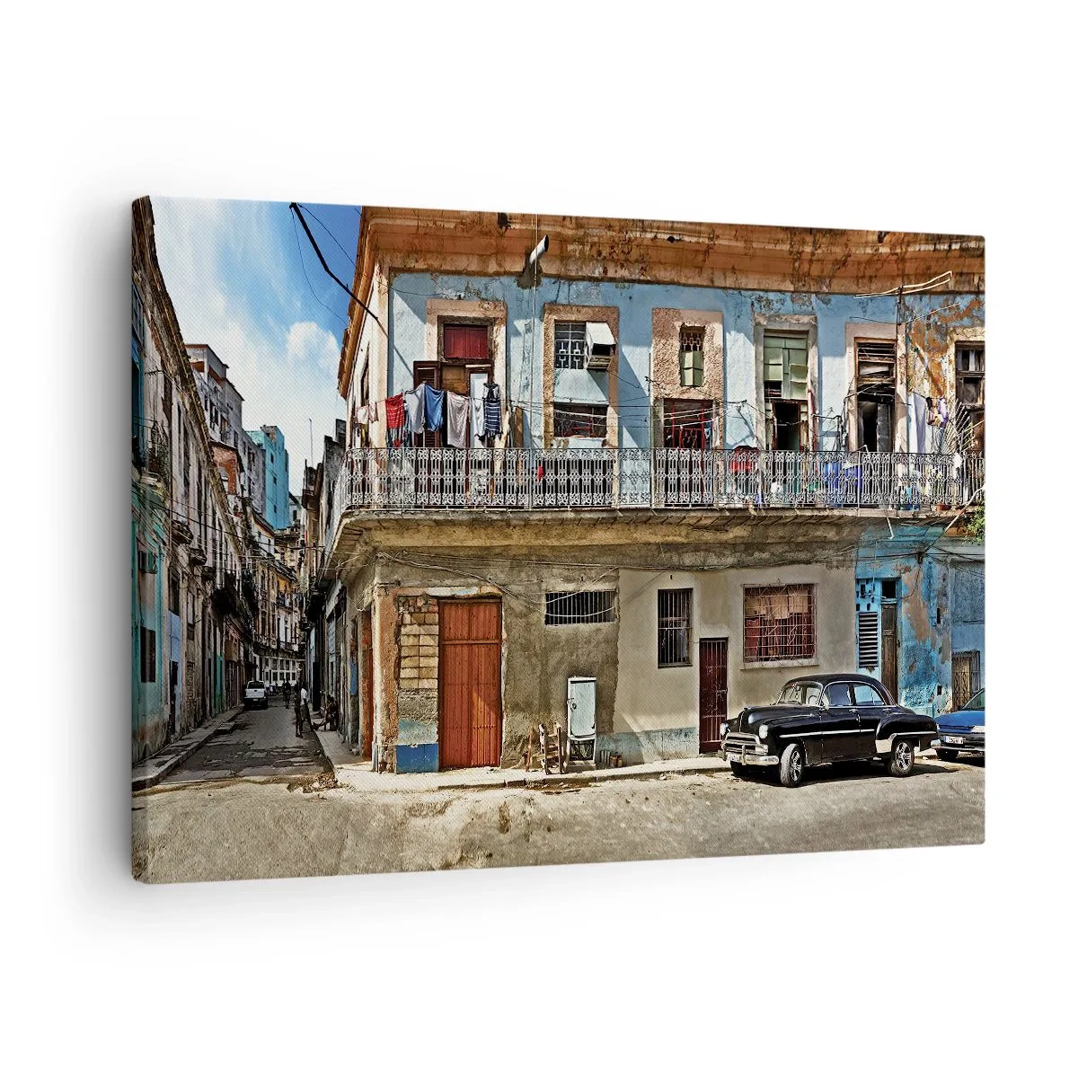 Tablou pe pânză Canvas - Case de locuit colorate și o mașină clasică în peisajul urban - 70x50cm - Sentimente cubaneze - Decorațiune modernă pentru perete pentru living și dormitor ARTTOR