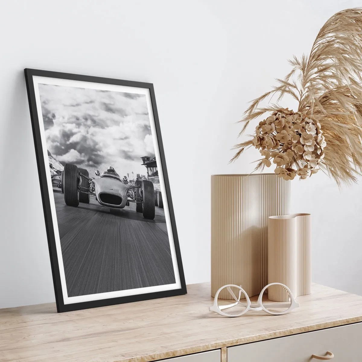 Poster în ramă neagră - Mașină de curse retro pe pistă în alb și negru - 50x70cm - Cai putere! - Decorațiune modernă pentru perete pentru living și dormitor ARTTOR
