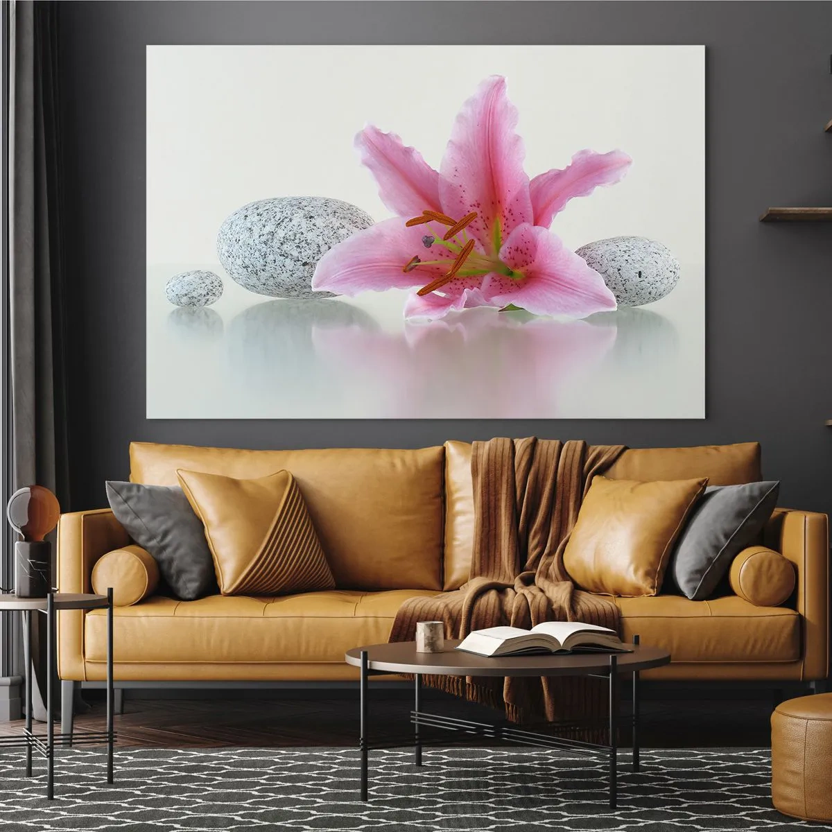 Tablou pe sticlă - Crin roz pe un fundal de pietre albe în stil spa - 70x50cm - Studiu în roz, gri și alb - Decorațiune modernă pentru perete pentru living și dormitor ARTTOR