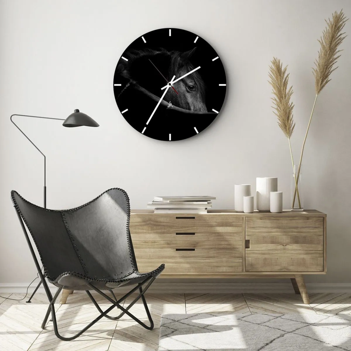 Ceas de perete - Ceas pe sticlă - Portretul unui cal negru pe un fundal întunecat și profund - 30x30cm - Prințul negru - Decorațiune modernă pentru perete pentru living, bucătărie și dormitor ARTTOR
