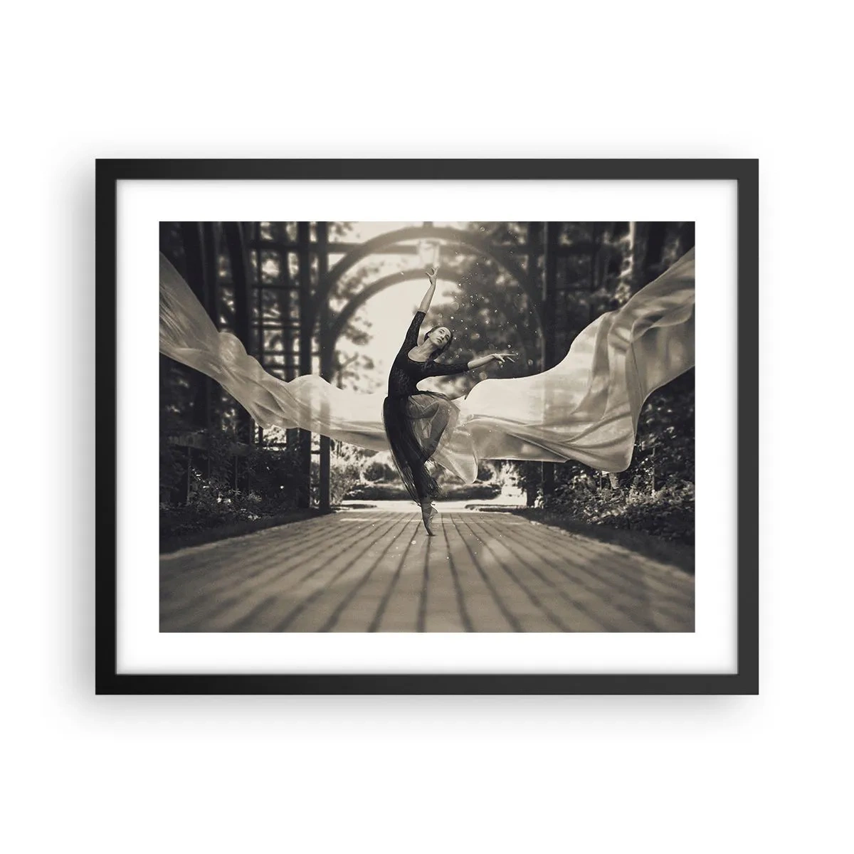 Poster în ramă neagră - Dansul spiritului de grădină - 50x40 cm