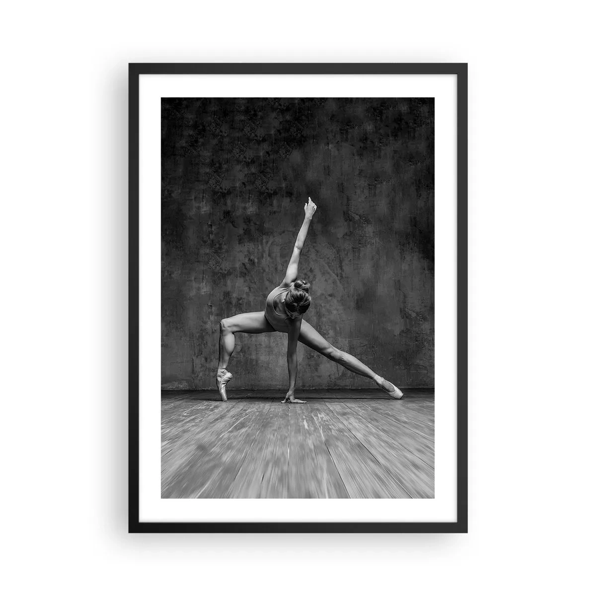 Poster în ramă neagră - O balerină alb-negru într-o poză dinamică pe un perete brut. - 50x70cm - Idealul de echilibru - Decorațiune modernă pentru perete pentru living și dormitor ARTTOR