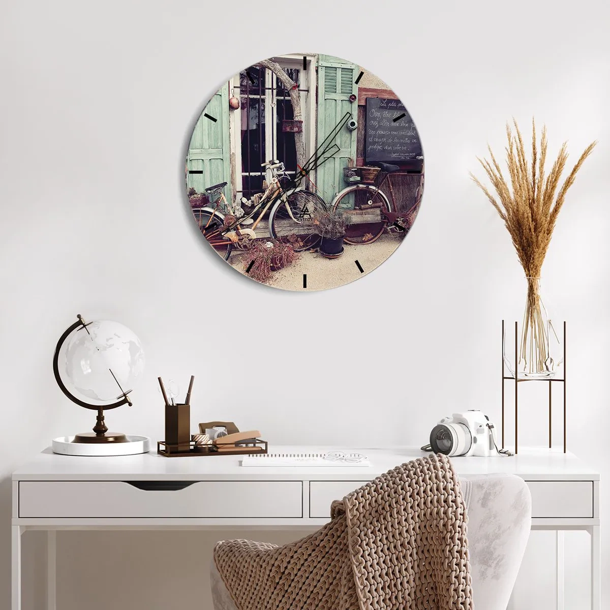 Ceas de perete - Ceas pe sticlă - Biciclete retro în fața obloanelor verzi - 30x30cm - Trăiască provincia! - Decorațiune modernă pentru perete pentru living, bucătărie și dormitor ARTTOR