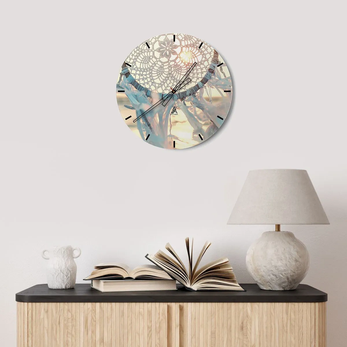 Ceas de perete - Ceas pe sticlă - Captor de vise din dantelă cu panglici în razele apusului - 30x30cm - Totem de dantelă - Decorațiune modernă pentru perete pentru living, bucătărie și dormitor ARTTOR