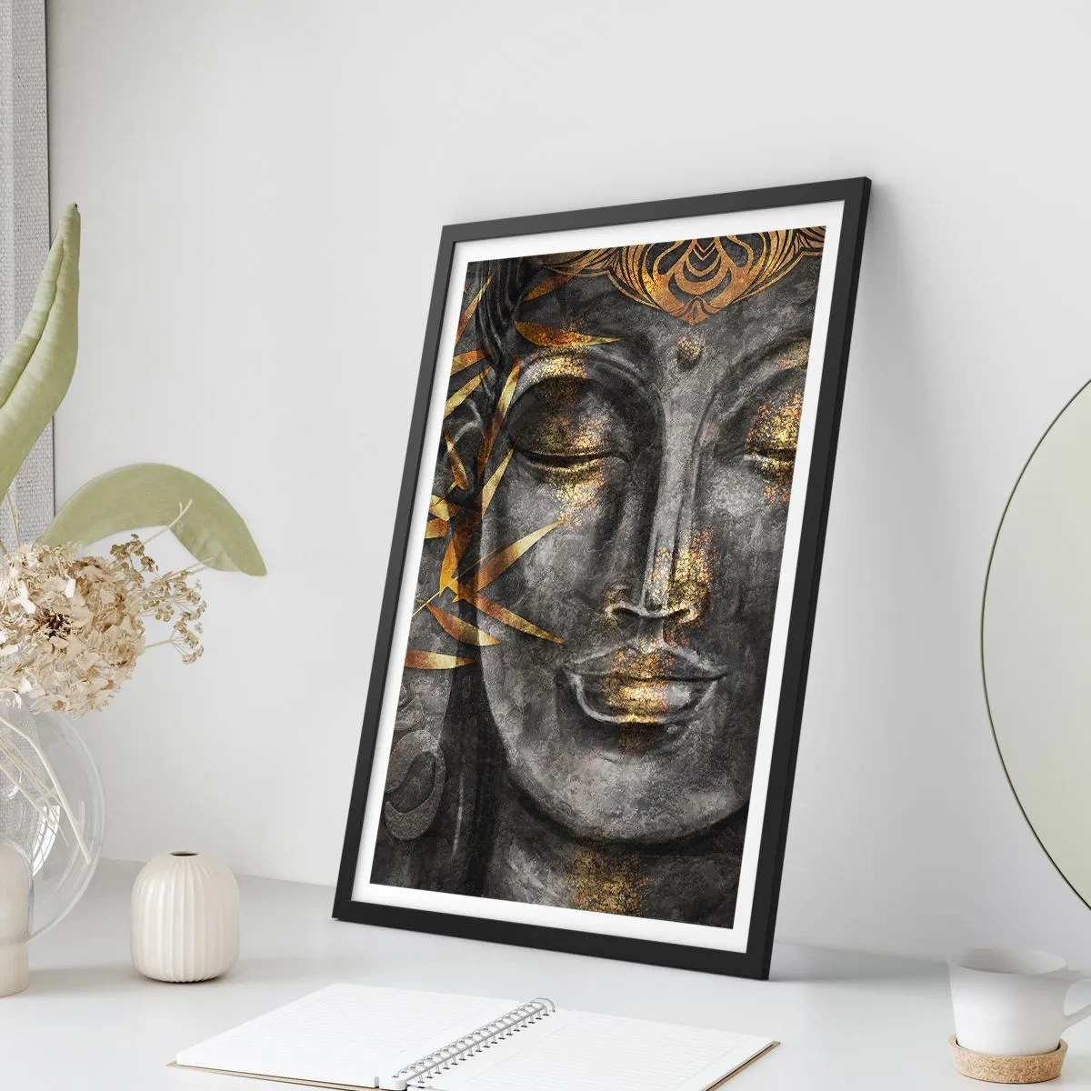 Poster în ramă neagră - Portret al lui Buddha cu strălucire aurie și elemente din frunze de bambus - 50x70cm - Simțiți pacea - Decorațiune modernă pentru perete pentru living și dormitor ARTTOR