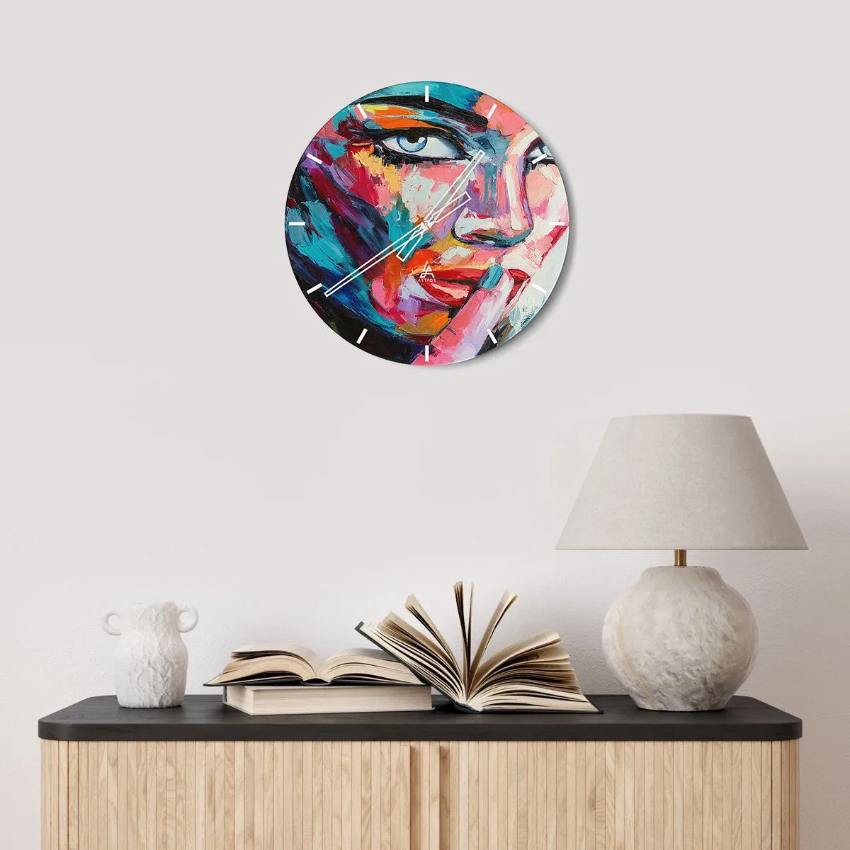 Ceas de perete - Ceas pe sticlă - Portret de femeie într-un stil abstract cu culori vii - 30x30cm - Primul nostru secret - Decorațiune modernă pentru perete pentru living, bucătărie și dormitor ARTTOR