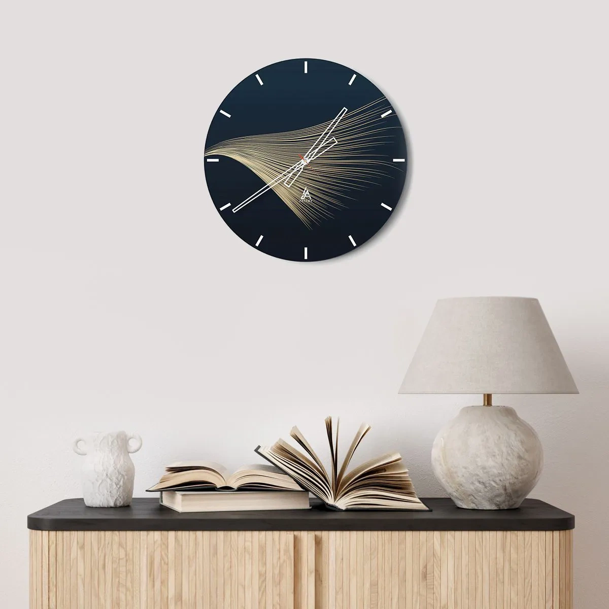 Ceas de perete - Ceas pe sticlă - Linii aurii pe un fundal bleumarin creează o undă dinamică - 30x30cm - Ca părul unui înger - Decorațiune modernă pentru perete pentru living, bucătărie și dormitor ARTTOR