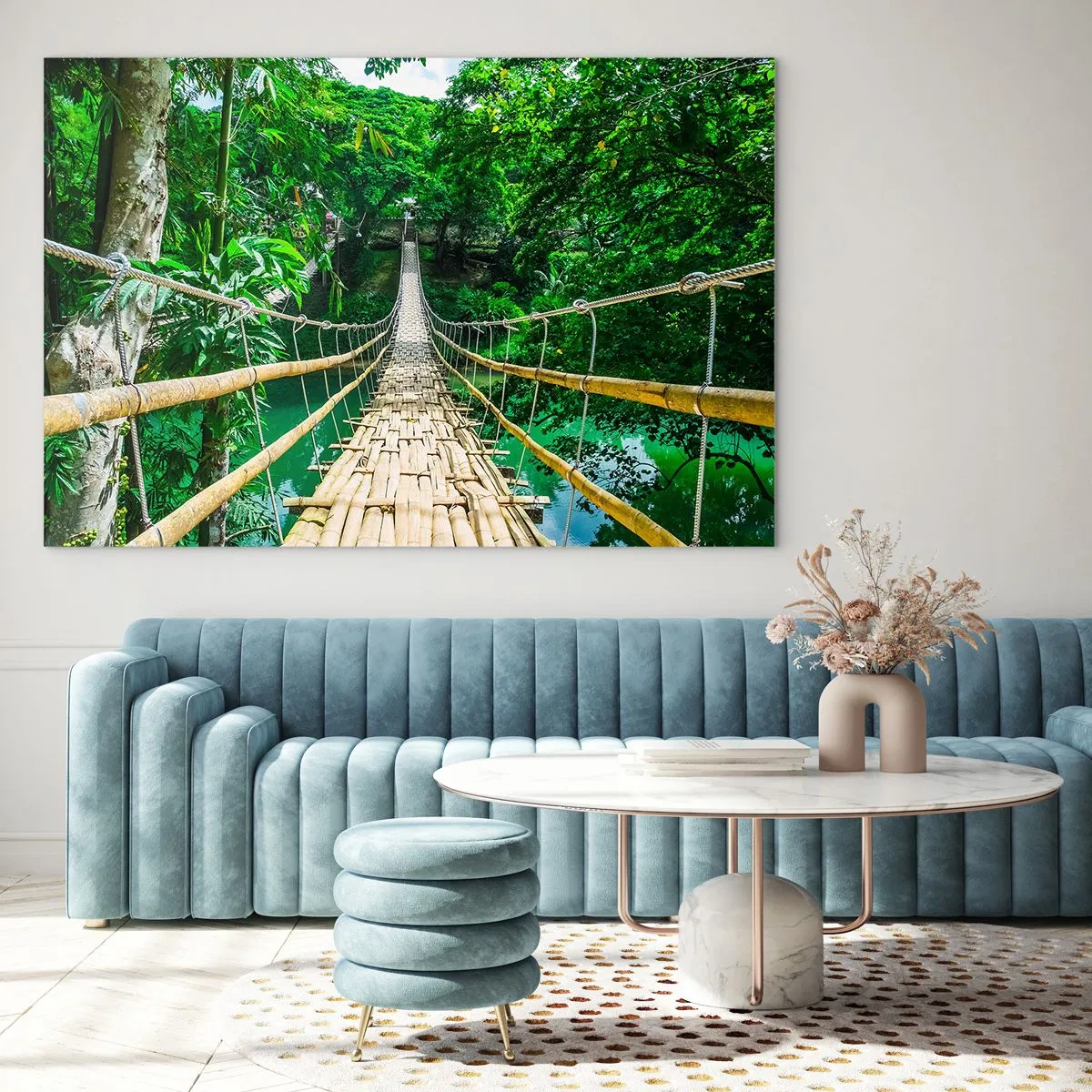 Tablou pe sticlă - Un pod suspendat de bambus printre vegetația tropicală peste un râu - 70x50cm - Pod de maimuțe peste verdeață - Decorațiune modernă pentru perete pentru living și dormitor ARTTOR