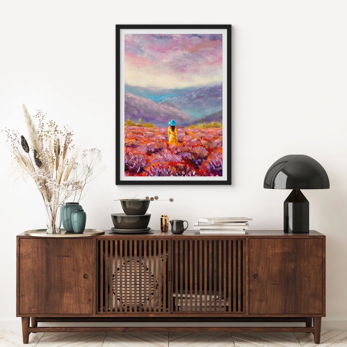 Poster în ramă neagră - Un câmp de lavandă cu o femeie purtând o pălărie pe fundalul unui munte. - 50x70cm - Într-o lume de lavandă - Decorațiune modernă pentru perete pentru living și dormitor ARTTOR
