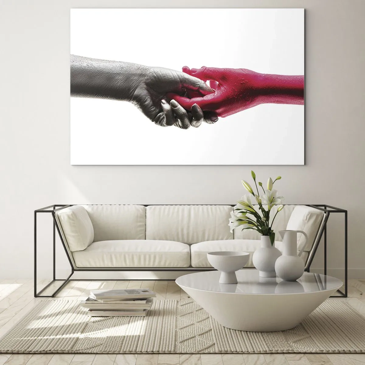 Tablou pe sticlă - Prim-plan cu două mâini, una în negru, cealaltă în roșu, care se țin una de cealaltă - 70x50cm - Împreună, deși diferiți - Decorațiune modernă pentru perete pentru living și dormitor ARTTOR