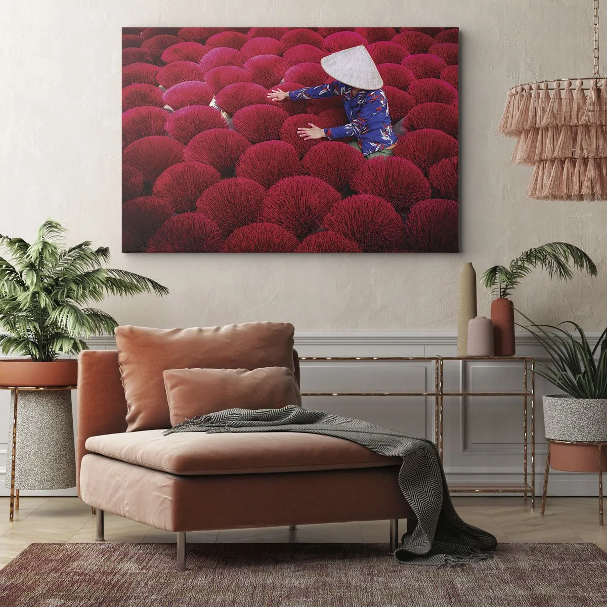 Tablou pe pânză Canvas - O femeie purtând o pălărie tradițională printre bețișoare roșii de tămâie - 70x50cm - Într-un câmp de orez - Decorațiune modernă pentru perete pentru living și dormitor ARTTOR