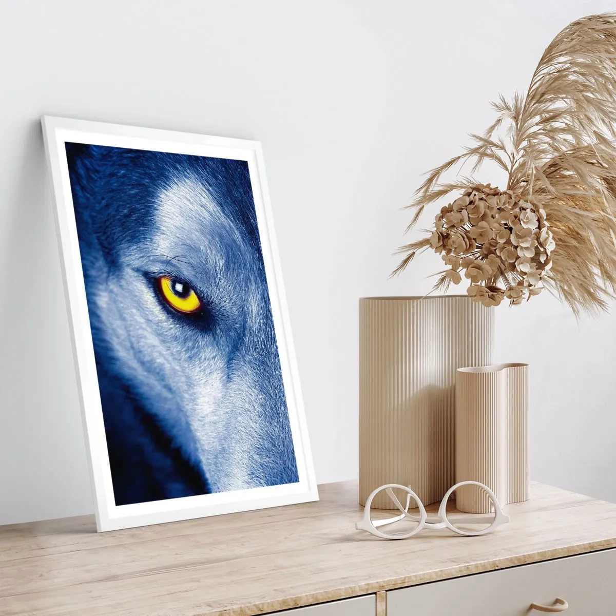 Poster în ramă albă - O privire hipnotizantă - 40x50 cm