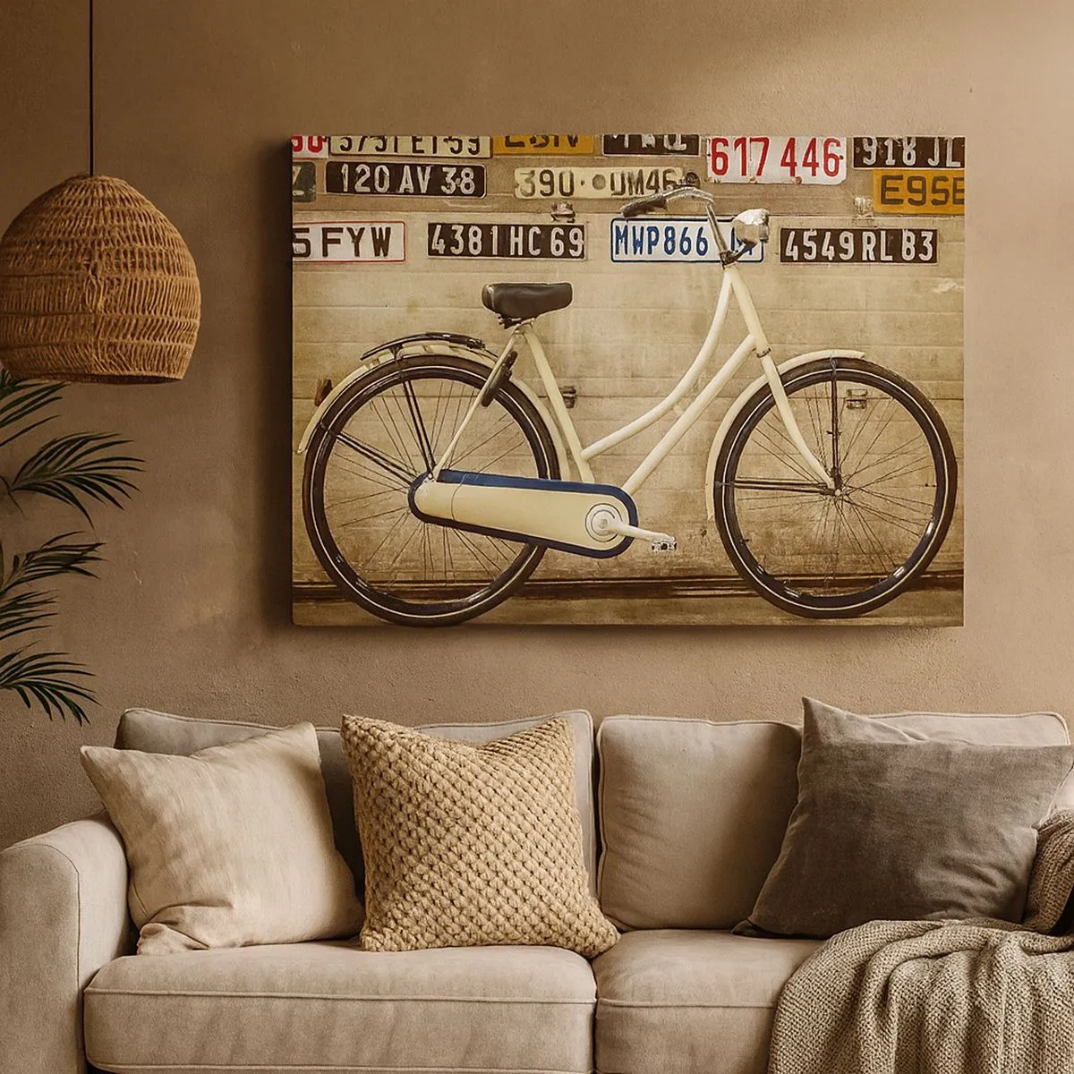 Tablou pe pânză Canvas - O bicicletă retro pe un perete decorat cu plăcuțe de înmatriculare - 70x50cm - Fără complexe - Decorațiune modernă pentru perete pentru living și dormitor ARTTOR