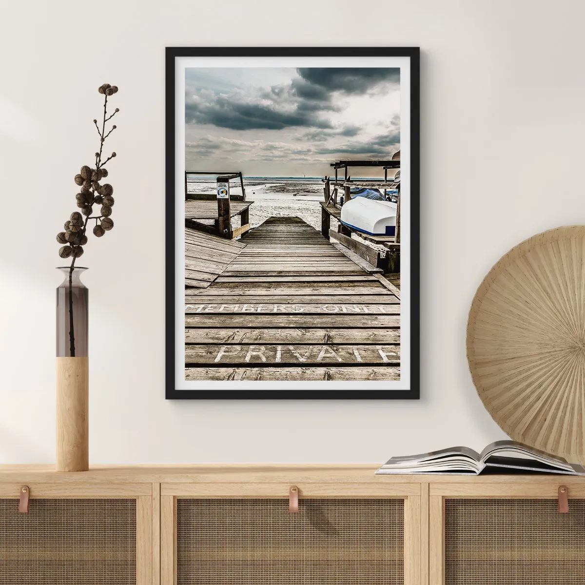 Poster în ramă neagră - ponton de lemn peste mare - 50x70cm - Plaja din nord - Decorațiune modernă pentru perete pentru living și dormitor ARTTOR