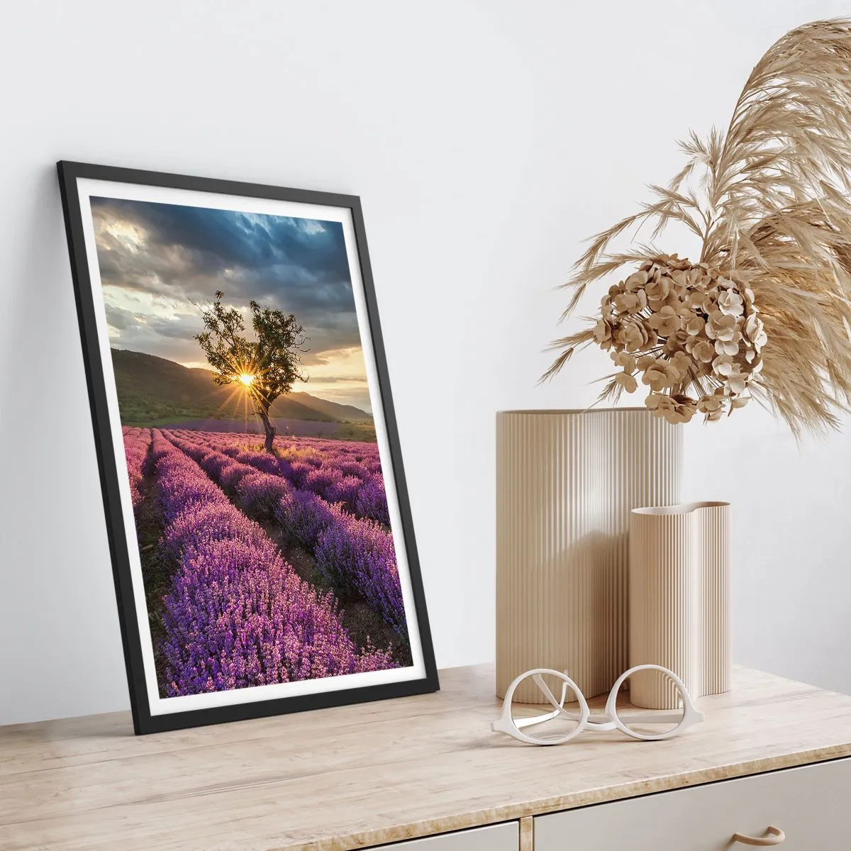 Poster în ramă neagră - Un câmp de lavandă cu un copac singuratic și un apus de soare - 50x70cm - Aroma în liliac - Decorațiune modernă pentru perete pentru living și dormitor ARTTOR