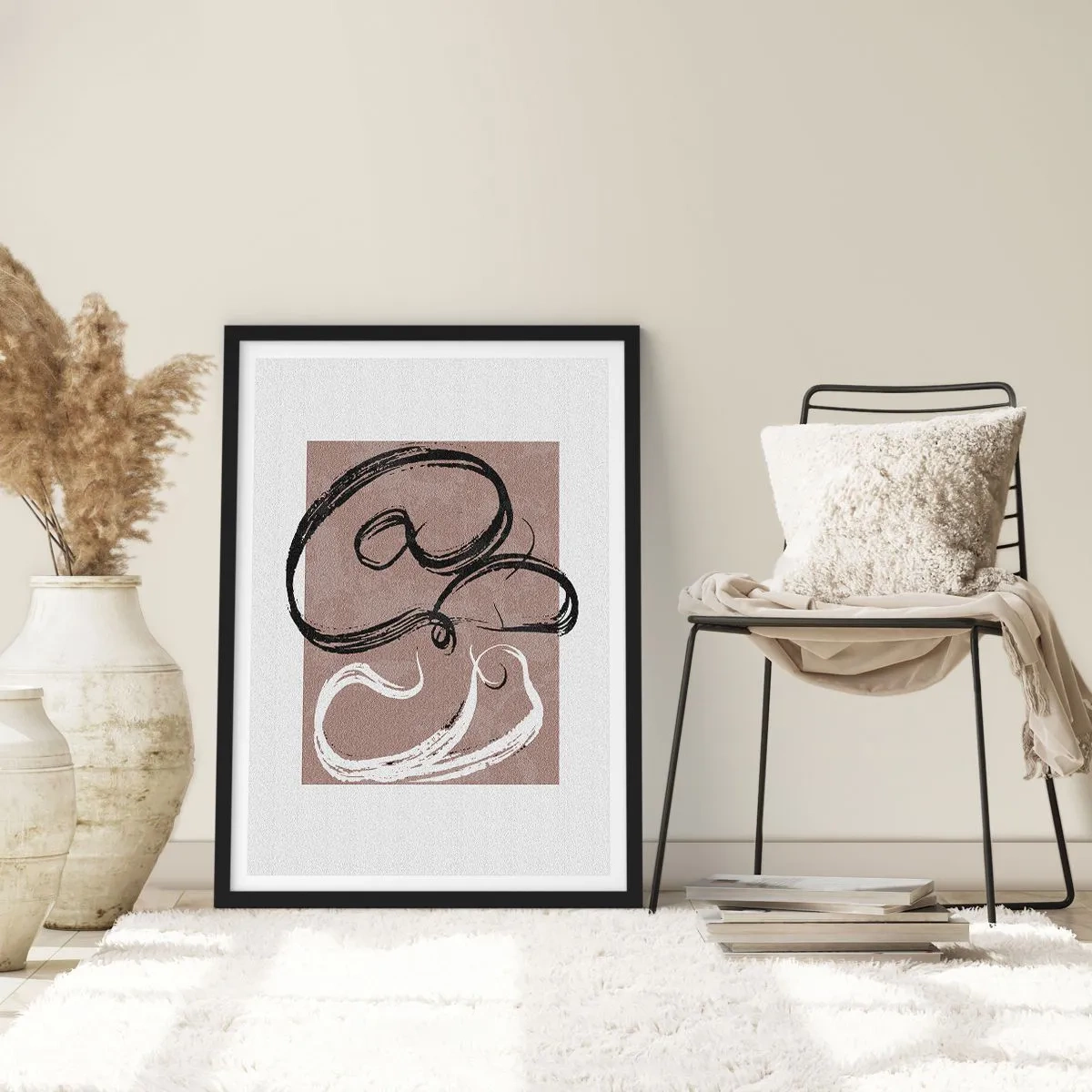 Poster în ramă neagră - Compoziție abstractă cu tușe dinamice în alb și negru pe fundal maro. - 50x70cm - Compoziția - căutarea plenitudinii - Decorațiune modernă pentru perete pentru living și dormitor ARTTOR