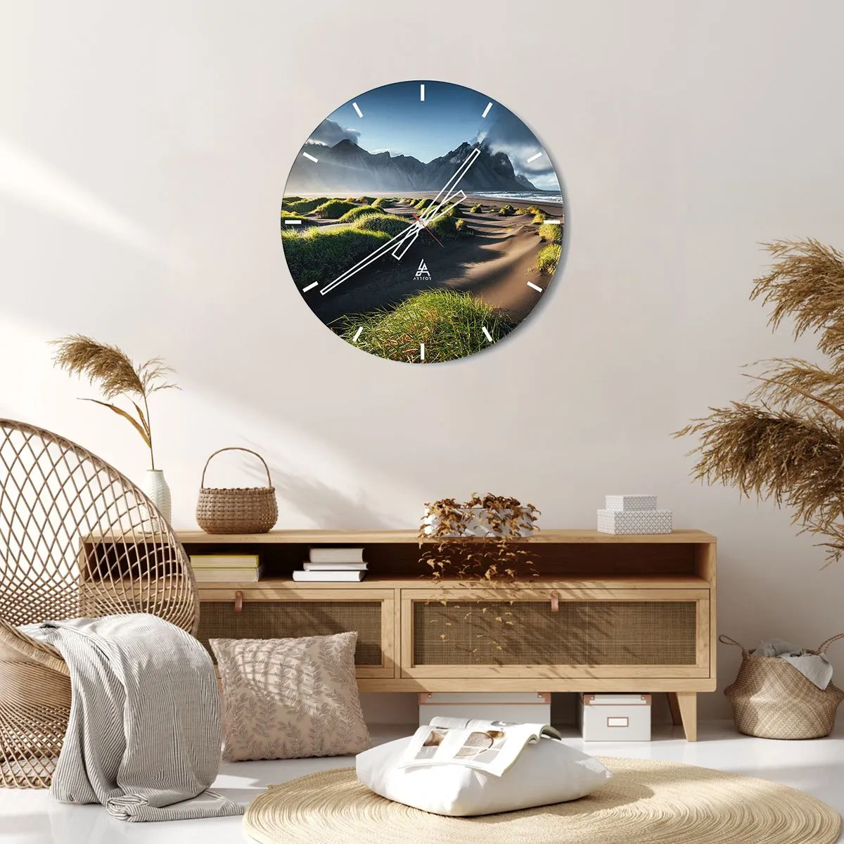 Ceas de perete - Ceas pe sticlă - Vedere a plajei muntoase cu dune verzi iluminate de lumină - 30x30cm - Armonia elementelor - Decorațiune modernă pentru perete pentru living, bucătărie și dormitor ARTTOR