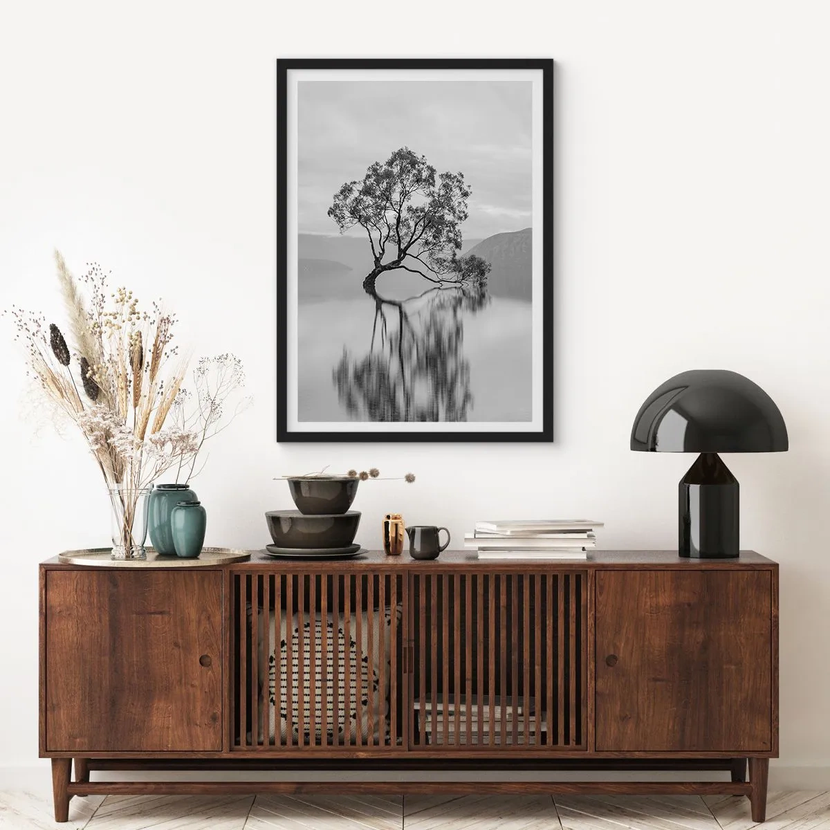 Poster în ramă neagră - Un copac singuratic reflectat în apa calmă - 50x70cm - Există o țară - Decorațiune modernă pentru perete pentru living și dormitor ARTTOR